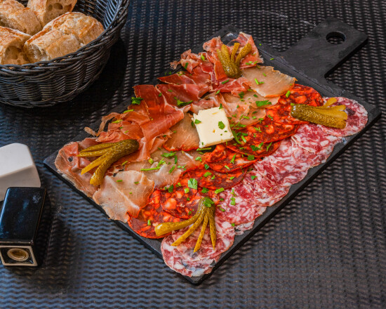 L'ENIGME - photoshoot-for-restaurant-lenigme-tapas-pizza-assiette-de-charcuterie-espagnole-550x440