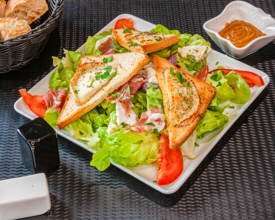 L'ENIGME - photoshoot-for-restaurant-lenigme-tapas-pizza-salade-de-chevre-550x440